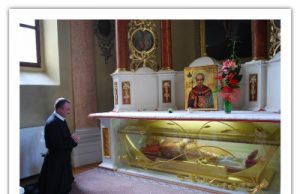 Протоігумен отець Павло Райчинець ЧСВВ приклонився перед мощами блаженного священномученика Павла Гойдича у Пряшеві