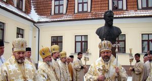 Глава Церкви разом з єпископами в день народження патріарха Йосифа Сліпого помолився в його родинному домі в Заздрості