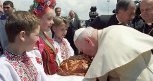 «Я довго очікував цього візиту». Двадцять років тому в Україну приїхав Іван Павло ІІ