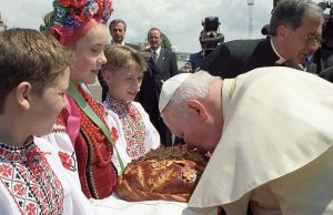 «Я довго очікував цього візиту». Двадцять років тому в Україну приїхав Іван Павло ІІ