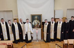 Молебень до Серця Христового в історичному Ужгородському монастирі Отців Василіян